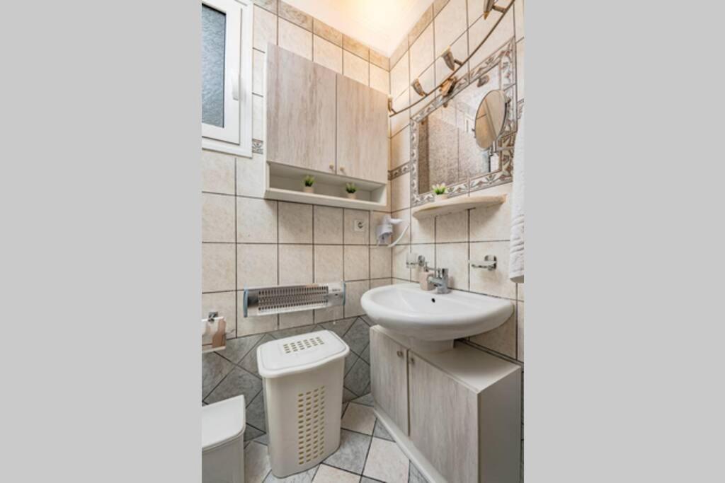 Dennis City Center Elegant Apartment Закінф Екстер'єр фото