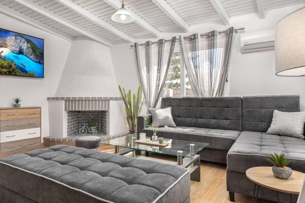 Dennis City Center Elegant Apartment Закінф Екстер'єр фото