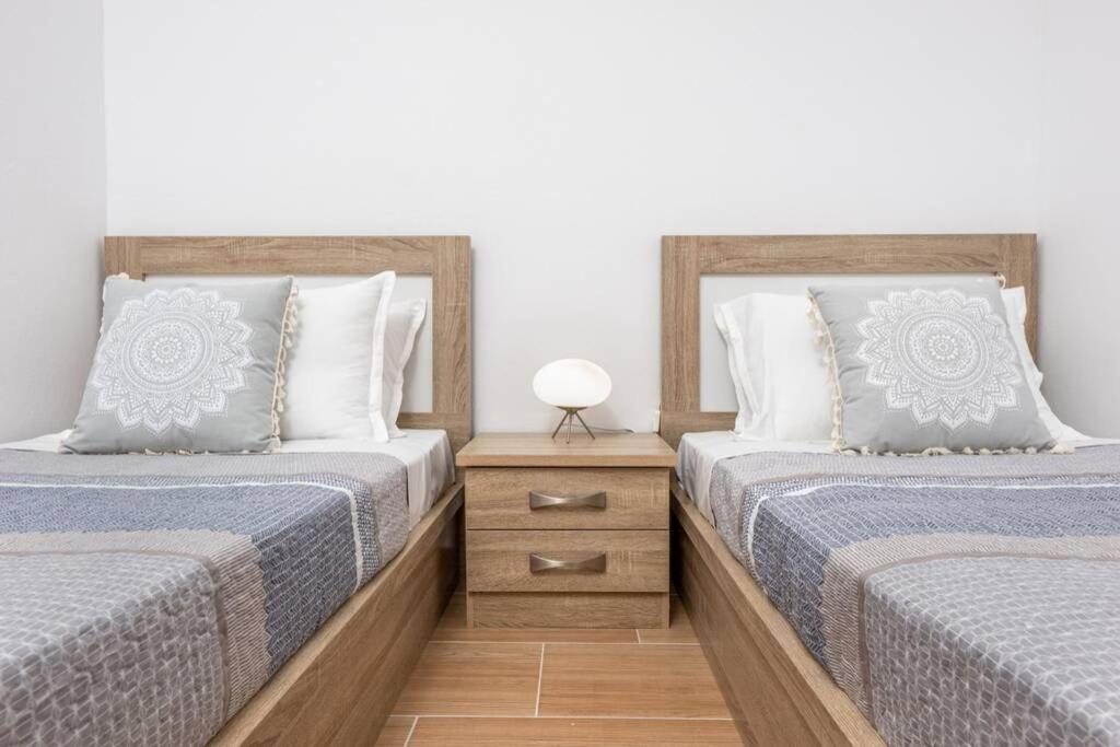 Dennis City Center Elegant Apartment Закінф Екстер'єр фото