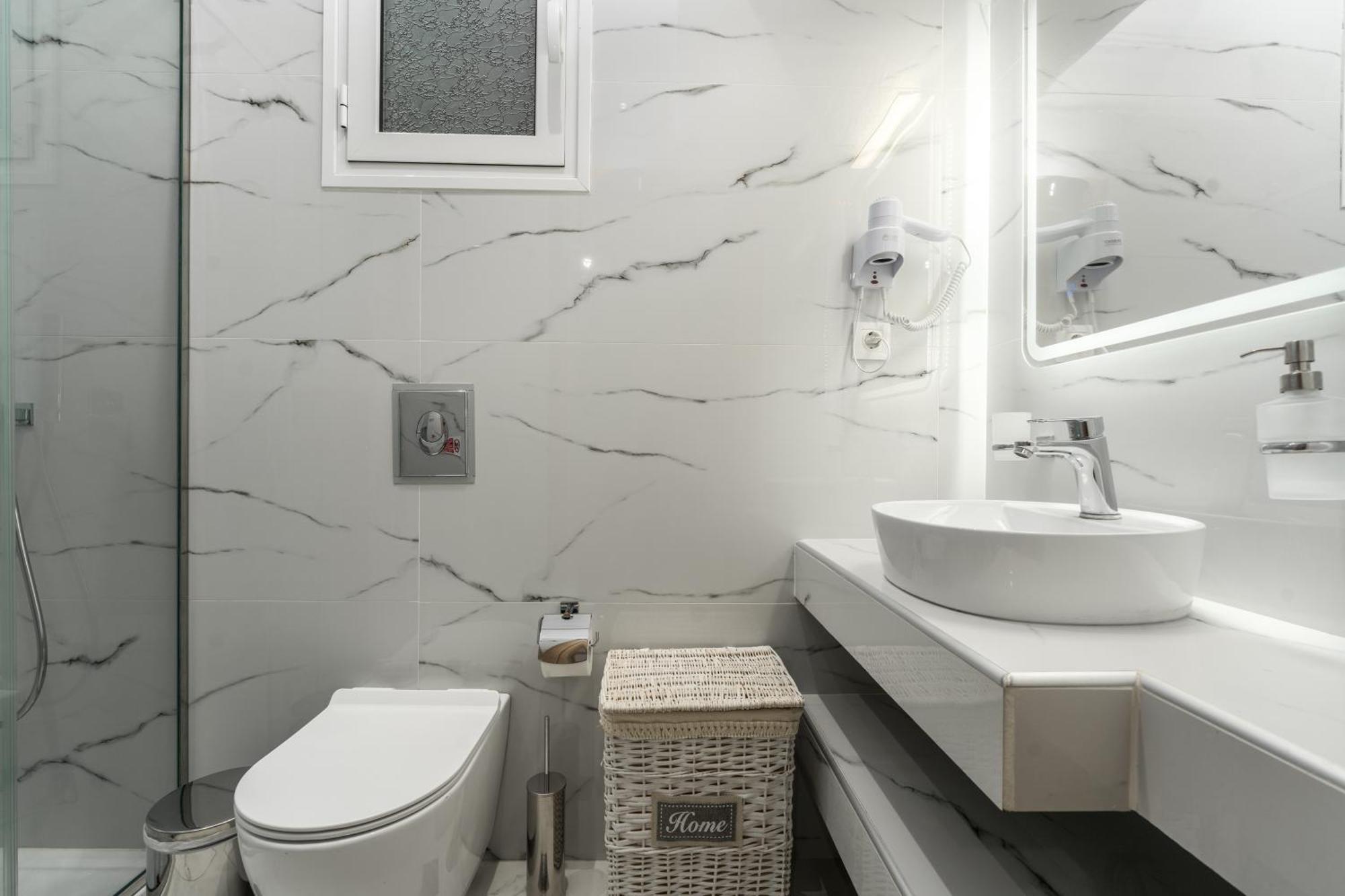 Dennis City Center Elegant Apartment Закінф Екстер'єр фото