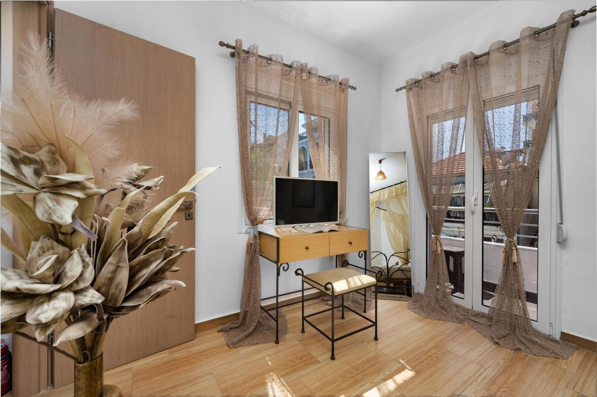 Dennis City Center Elegant Apartment Закінф Екстер'єр фото