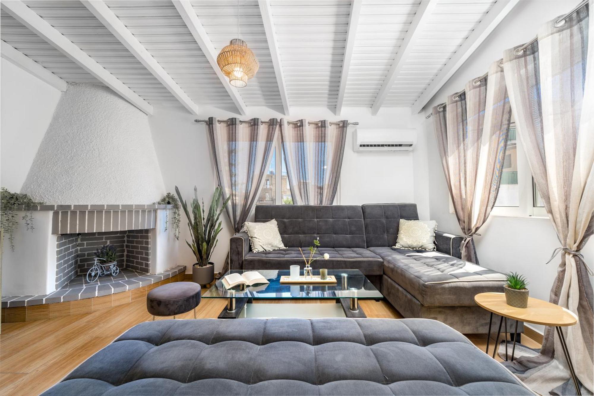 Dennis City Center Elegant Apartment Закінф Екстер'єр фото