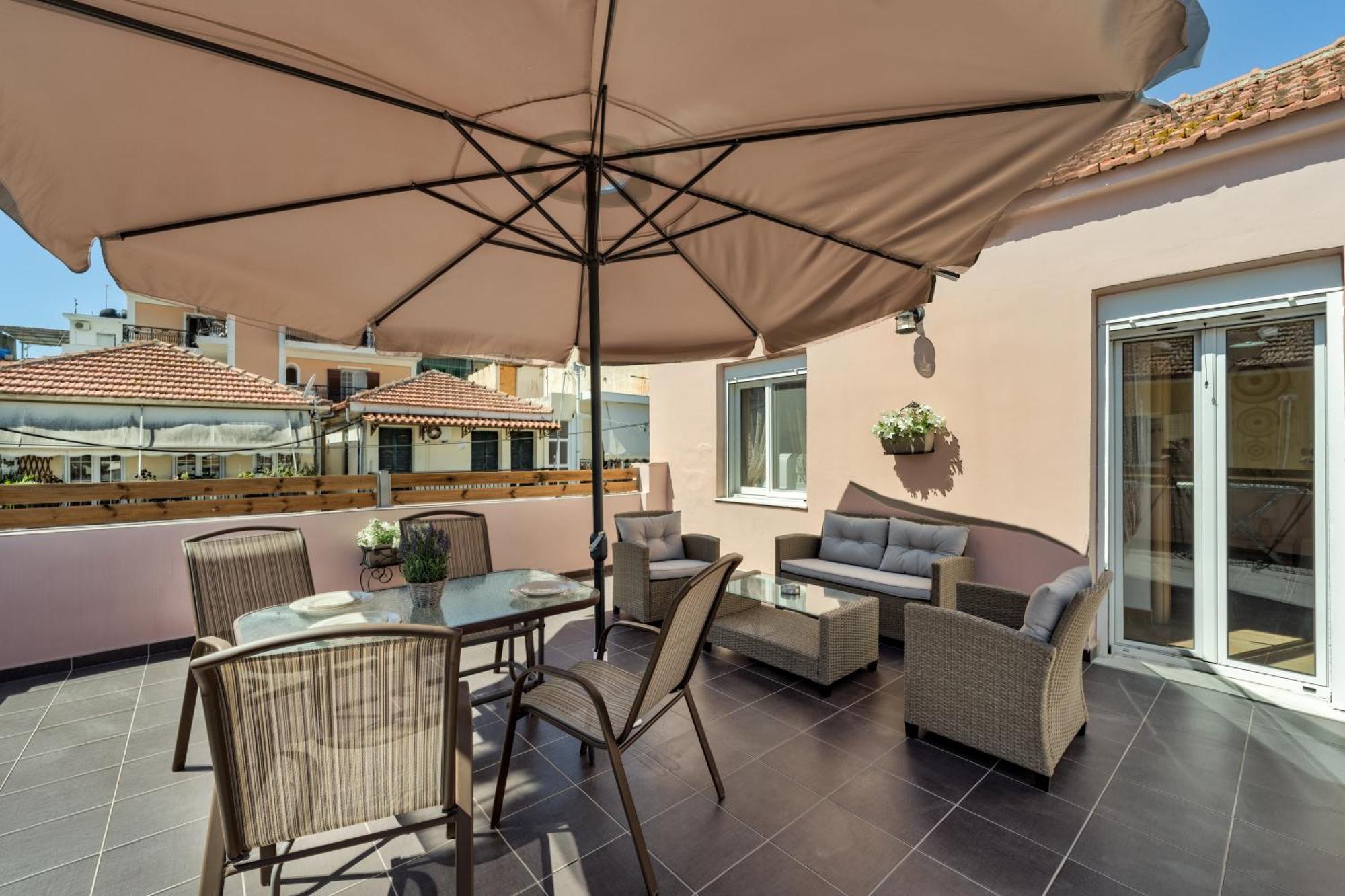 Dennis City Center Elegant Apartment Закінф Екстер'єр фото