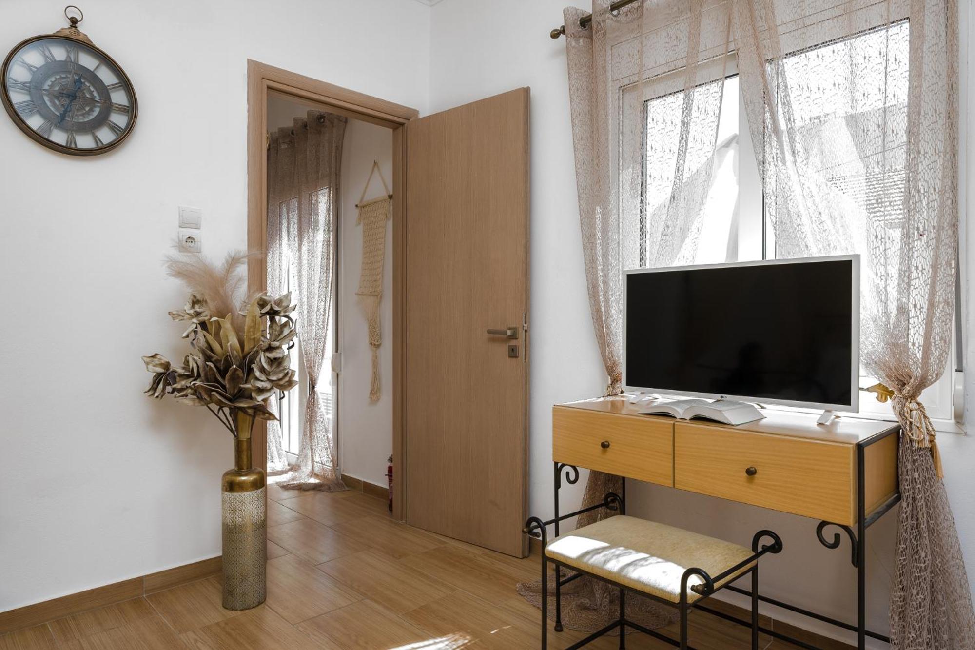 Dennis City Center Elegant Apartment Закінф Екстер'єр фото